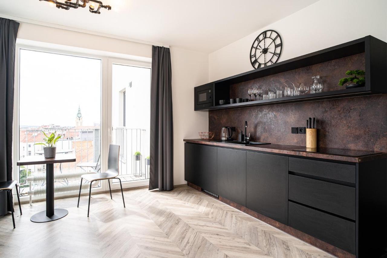 Zeppelin Studio With An Industrial View - Brno Apartment Exterior photo